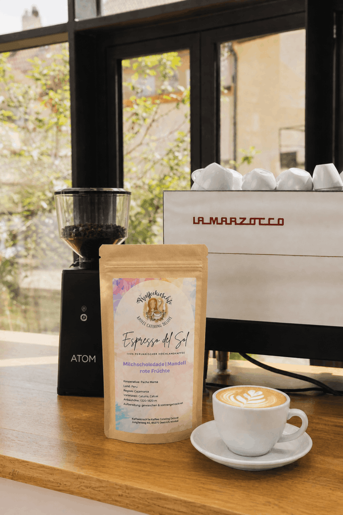 Espresso del Sol von Kaffeekirsch'le vor Espressomühle und La Marzocco Siebträgermaschine.