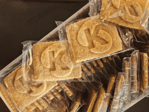 Individuell verpackte Butterkekse mit Kyowa Kirin Logo als personalisiertes Messe-Giveaway