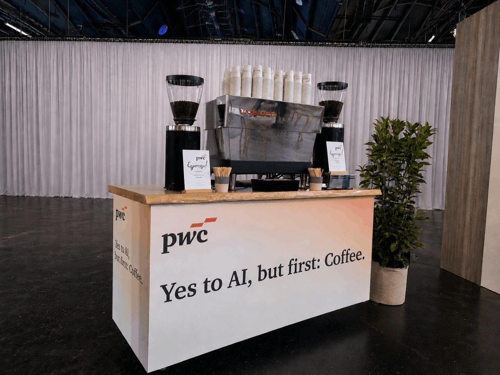 Individuell gebrandete Coffee Bar mit La Marzocco Linea für das Kaffee Catering auf einem PwC-Messestand
