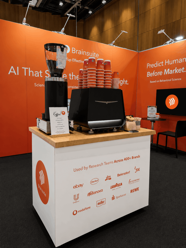Gebrandete Coffee Bar mit Victoria Arduino Prima auf einem Messestand von Brainsuite